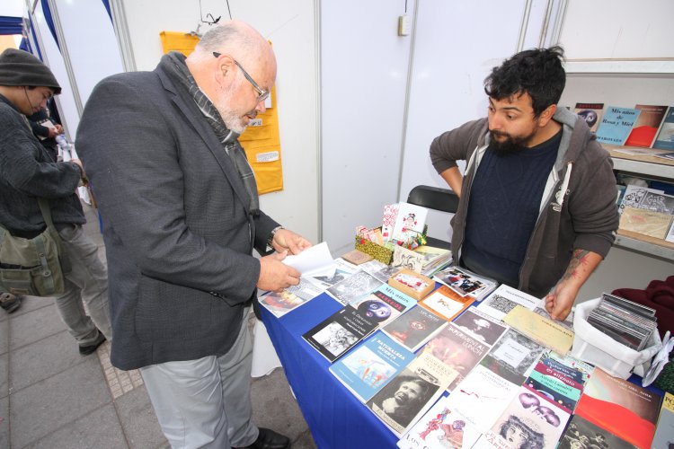 Autores locales exponen su trabajo y comparten tertulias literarias con la comunidad en Boulevard del Libro