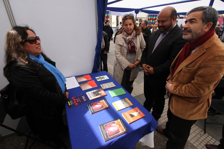 Autores locales exponen su trabajo y comparten tertulias literarias con la comunidad en Boulevard del Libro