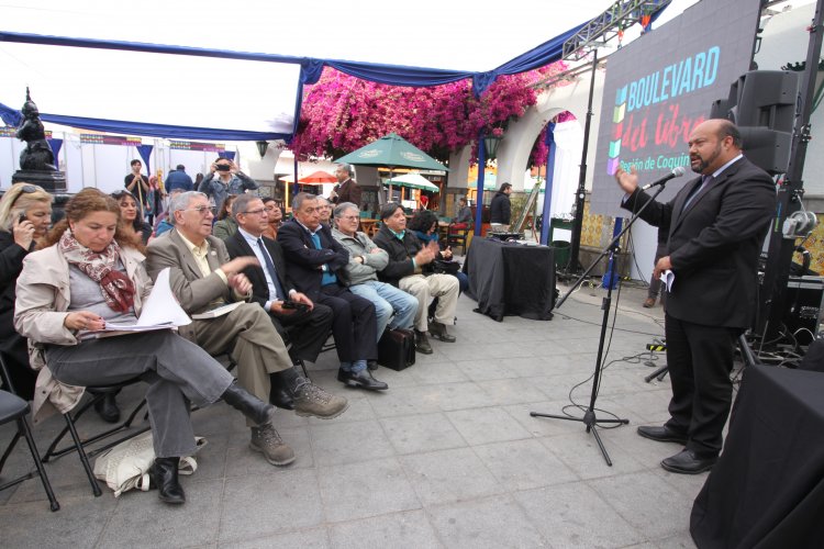 Autores locales exponen su trabajo y comparten tertulias literarias con la comunidad en Boulevard del Libro