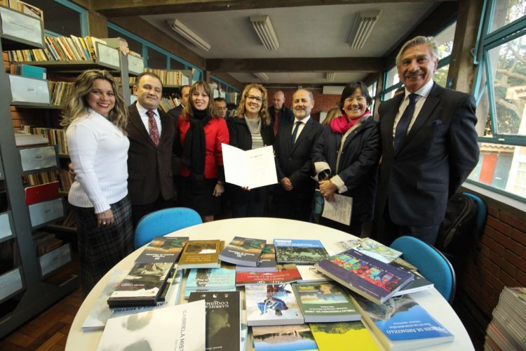 Consejo Regional dona libros a Escuela de Porto Alegre que lleva el nombre de Gabriela Mistral Consejo Regional dona libros a Escuela de Porto Alegre que lleva el nombre de Gabriela Mistral
