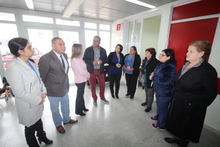 Con libros del Fondo Editorial del Gobierno Regional crean espacio de lectura en el CESFAM de San Juan de Coquimbo Con libros del Fondo Editorial del Gobierno Regional crean espacio de lectura en el CESFAM de San Juan de Coquimbo