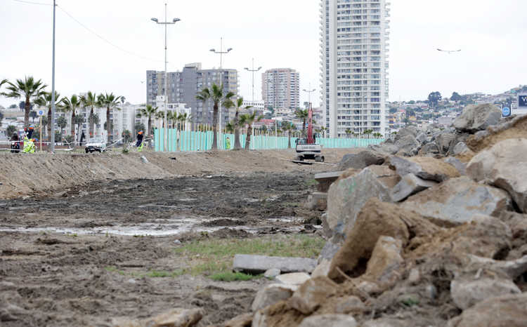 Académicos cuestionan muro de contención que se construye en el borde costero de la Bahía de Coquimbo