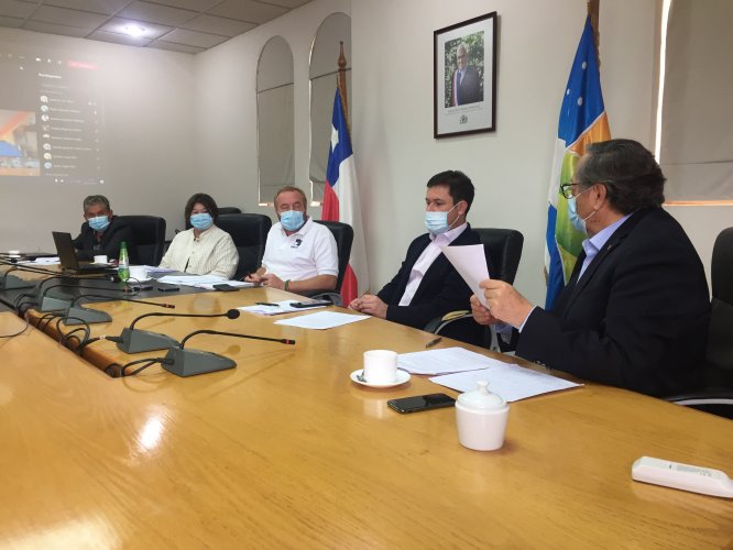 Intendente se reúne con consejeros para abordar crisis por escasez hídrica Intendente se reúne con consejeros para abordar crisis por escasez hídrica