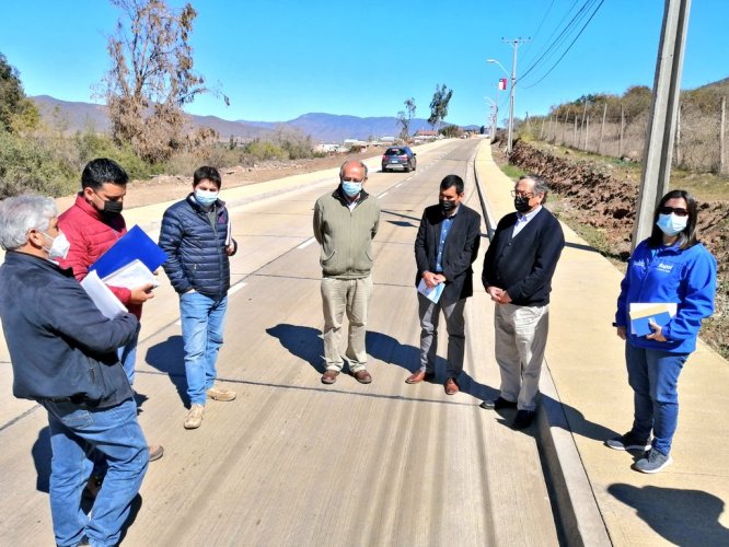 Pavimentación de caminos básicos rurales: 11 iniciativas terminadas y otras 6 en ejecución Pavimentación de caminos básicos rurales: 11 iniciativas terminadas y otras 6 en ejecución