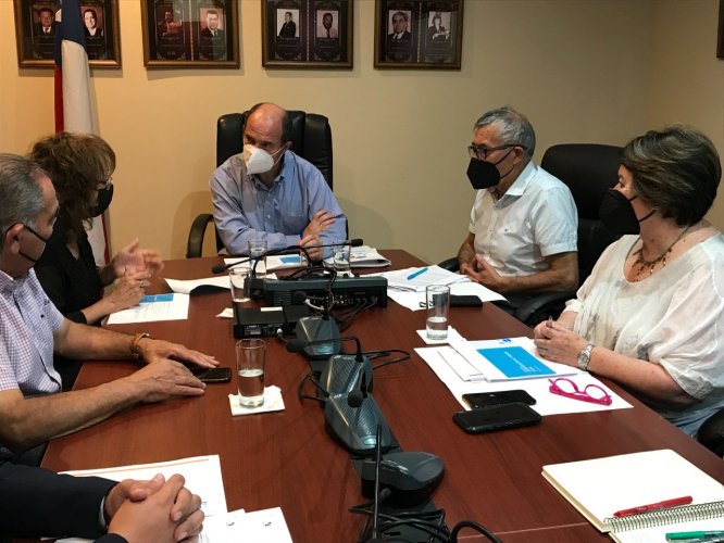 Consejeros regionales presentan informe final de comisión especial de vivienda rural a subsecretario de vivienda