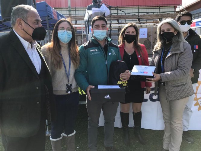 Deportistas destacados de la región reciben apoyo en implementos financiados con recursos regionales Deportistas destacados de la región reciben apoyo en implementos financiados con recursos regionales