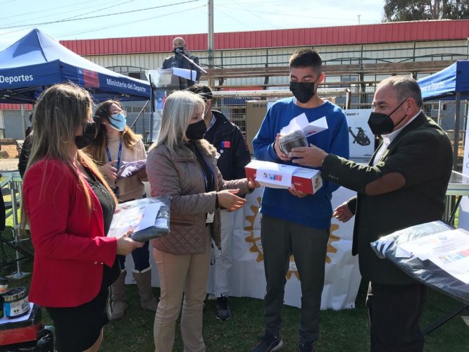 Deportistas destacados de la región reciben apoyo en implementos financiados con recursos regionales Deportistas destacados de la región reciben apoyo en implementos financiados con recursos regionales