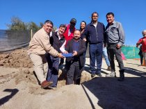 Con instalación de primera piedra comienzan obras civiles para esperado alcantarillado de Caimanes en Los Vilos