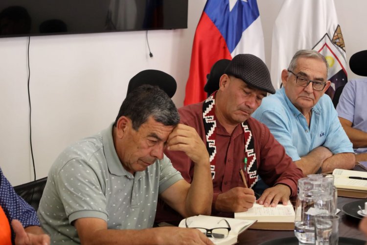 Autoridades buscan optimizar la entrega de agua para garantizar el abastecimiento tras la emergencia en Paihuano Autoridades buscan optimizar la entrega de agua para garantizar el abastecimiento tras la emergencia en Paihuano